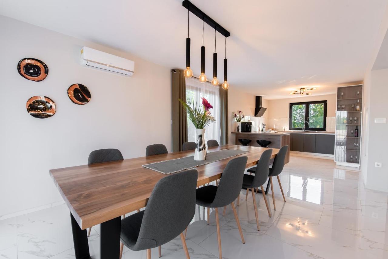 Zara Villa